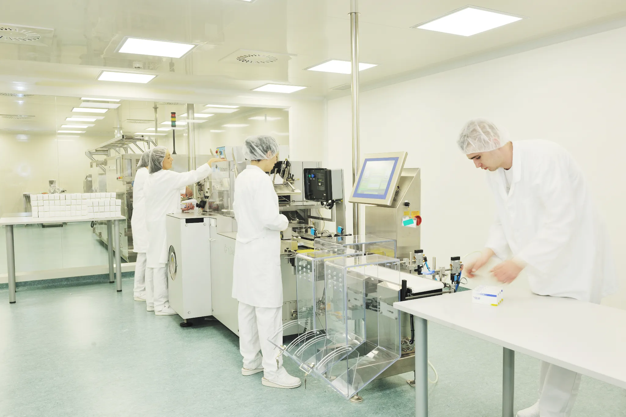life-science-images-medical-factory-and-production-indoor-sbi-300813335.webp